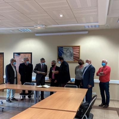 Monsieur le Consul entouré des élus et les membres de la communauté portugaise de la commune